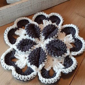 gray & white starburst flower crochet hotpad